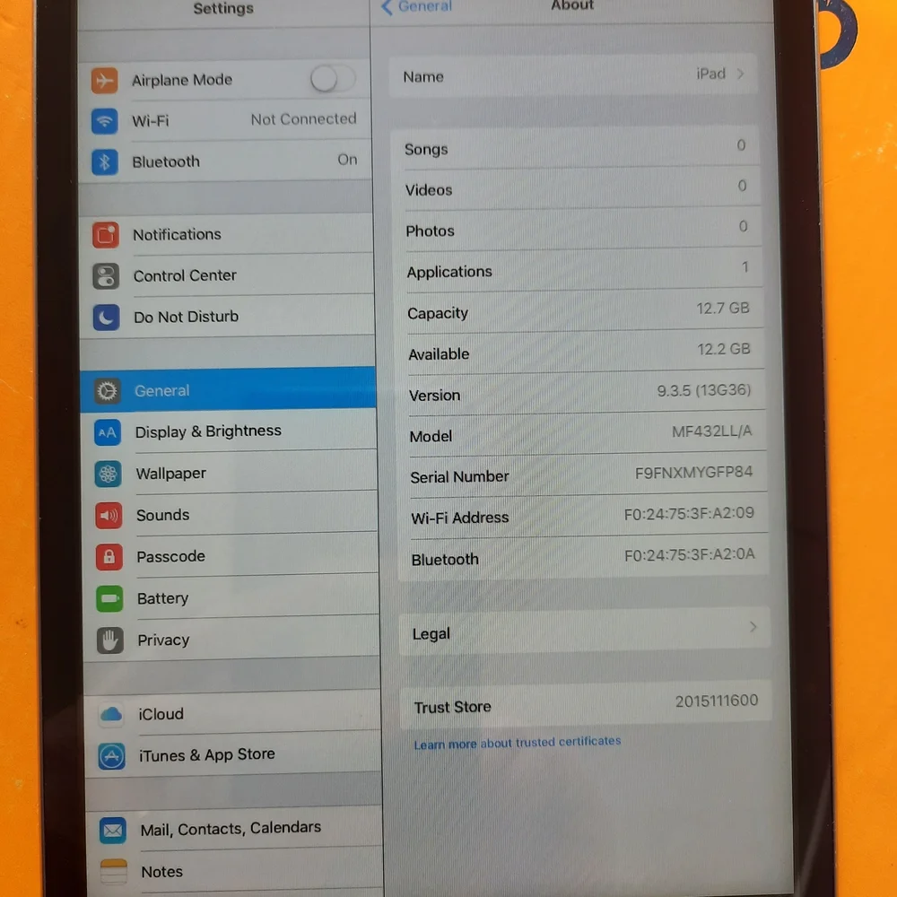 Apple iPad Mini AIR in Black with Blue-Green Home Screen Wallpaper
